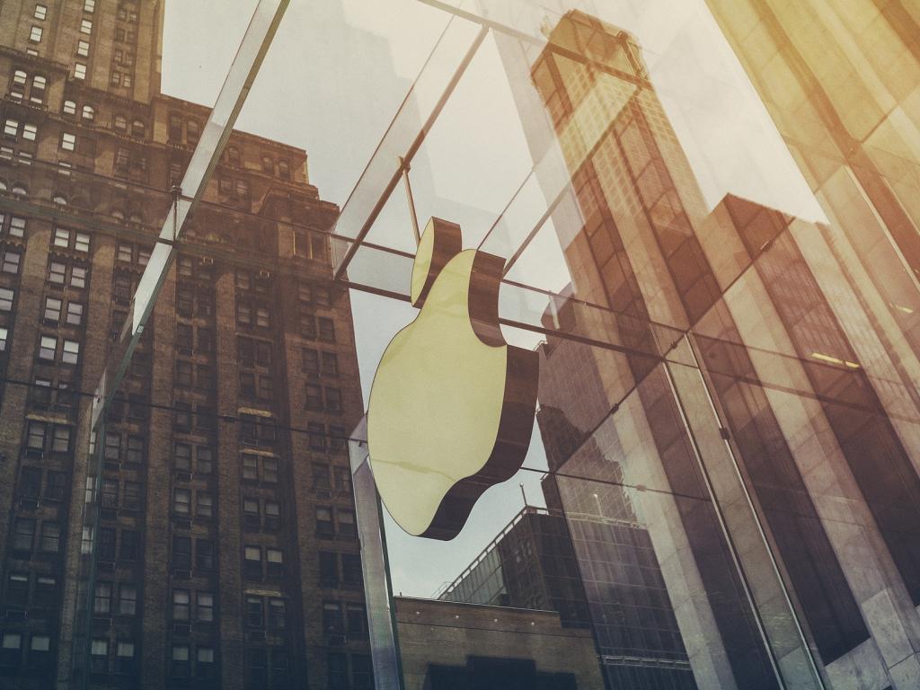 Which insiders are trading Apple Inc. (AAPL)?
