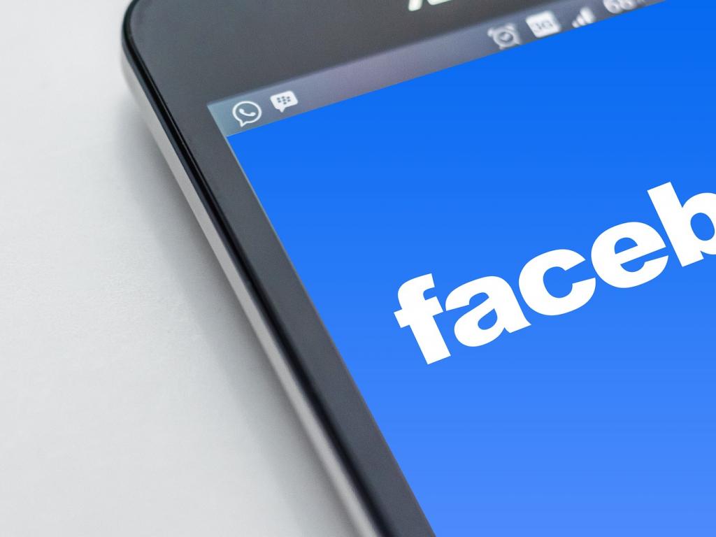 Facebook Misses Sales Estimates, Weighed Down by Scandals
